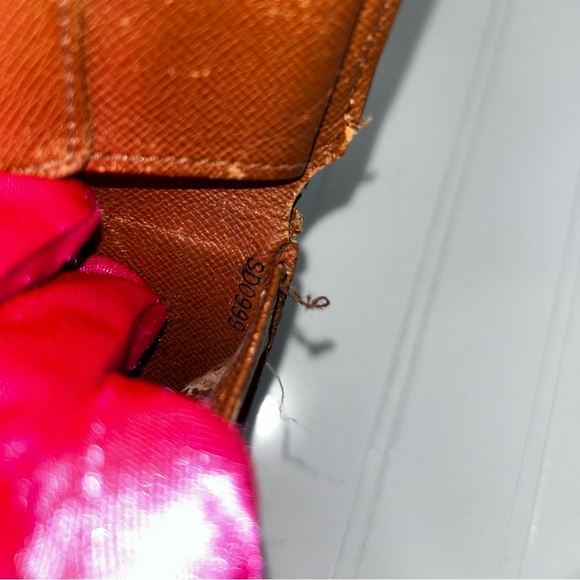 Louis Vuitton Multiple Pocket Wallet - Picture 16 of 16